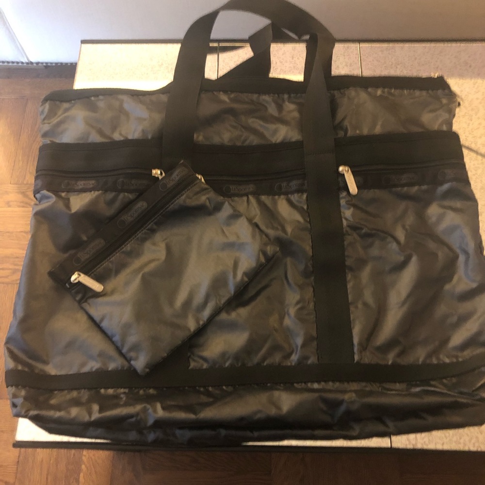 Lesportsac travel tote w/cosmetic bag